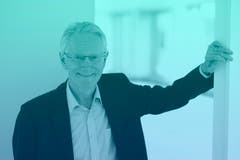 William White war von 1995 bis 2008 Chefökonom der Bank für Internationalen Zahlungsausgleich (BIZ) in Basel. Er zählte zu den wenigen, die 2008 vor der Gefahr einer globalen Finanzkrise gewarnt hatten. Von 2009 bis 2018 war er Chairman des Economic and Development Review Committee der OECD in Paris. Gegenwärtig ist er Senior Fellow am C.D. Howe Institute in Toronto. White, der seine Karriere 1969 als Ökonom in den Diensten der Bank of England begann und auf fünfzig Jahre Erfahrung in der Geldpolitik zurückblickt, befasst sich intensiv mit Fragen rund um das Thema der Stabilität des Finanzsystems. Er lebt in Toronto, Kanada.