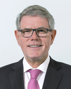 Albert Baehny (*1952) ist Verwaltungsratspräsident und seit November 2019 ad interim auch Chief Executive Officer von Lonza. Den Grossteil seiner beruflichen Karriere in den vergangenen zwei Jahrzehnten hat er in den Diensten von Geberit verbracht. Von 2005 bis 2014 war er CEO des Sanitärtechnikkonzerns und von 2011 bis heute auch VR-Präsident. Unter seiner Führung hat sich Geberit am Finanzmarkt einen hervorragenden Ruf erarbeitet. Frühere Stationen in seiner beruflichen Laufbahn waren in der Chemie: Baehny hat ab 1979 für Serono, Dow Chemicals, Ciba-Geigy, Vantico und Wacker Chemie gearbeitet, bevor er 2003 zu Geberit stiess. Albert Baehny hat Biologie an der Universität Fribourg studiert.