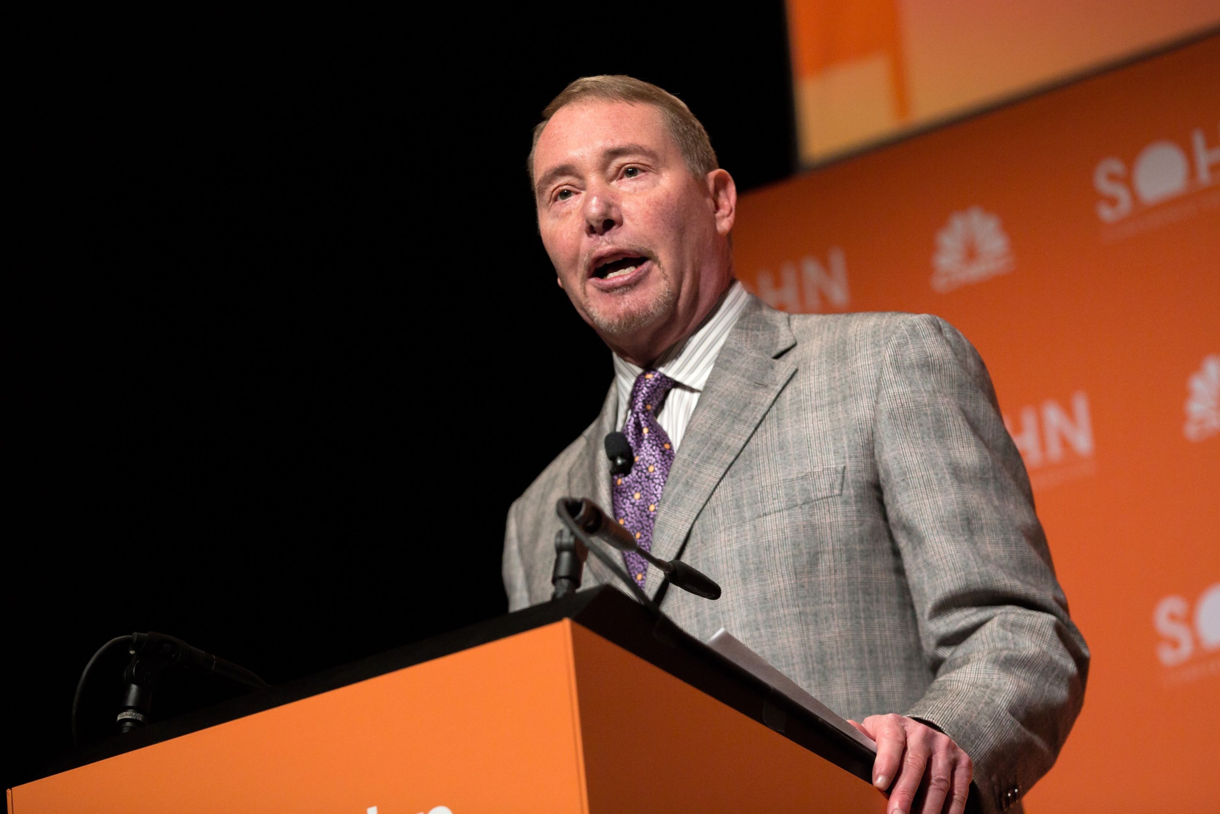 «Bond yields are probably in the process of peaking out. Parts of the yield curve have been inverted for a while, so it’s very reasonable to expect an economic downturn of significance within a year»: Jeffrey Gundlach. (Photo: Bloomberg)