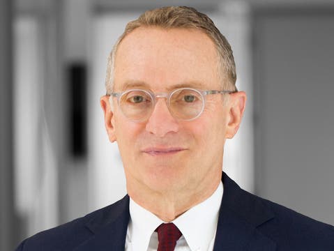 Howard Marks é copresidente e cofundador da Oaktree Capital, uma empresa de investimento em dívidas inadimplentes com sede em Los Angeles que administra quase US$ 150 bilhões em ativos. Seu livro mais recente, "Dominando o ciclo do mercado: obtendo as probabilidades do seu lado", pertence à biblioteca de qualquer investidor experiente. O mesmo vale para seu best-seller anterior “The Most Important Thing”. Seus lendários memorandos para os clientes da Oaktree são leitura obrigatória para profissionais de finanças. "Quando vejo os memorandos de Howard Marks no meu correio, é a primeira coisa que abro e leio. Sempre aprendo alguma coisa”, diz ninguém menos que Warren Buffett. Antes de fundar a Oaktree em 1995, o Sr. Marks liderou os grupos de gerentes de Ativos TCW que eram responsáveis por investimentos em dívidas inadimplentes, títulos de alto rendimento e títulos conversíveis. Anteriormente, ele trabalhou para o Citicorp Investment Management por 16 anos. Howard Marks possui um BSEc. formou-se cum laude pela Wharton School da Universidade da Pensilvânia com especialização em finanças e MBA em contabilidade e marketing pela Booth School of Business da Universidade de Chicago.