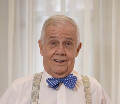 The American investor and author ("Street Smarts") Jim Rogers made a fortune in his younger days as a business partner of the financier George Soros, with whom he ran the successful hedge fund Quantum Funds in the 1970s. Only thirty-seven, he turned his back on Wall Street to travel the world. He summarized his experiences in the books «Investment Biker» and «Adventure Capitalist». During his travels, he came to the conclusion that the world is in for a long commodities boom. The importance of China and the potential of commodities were described in the books «Hot Commodities» and «A Bull in China». For a time, Jim Rogers was a visiting professor at Columbia University’s Business School. In 2007, he moved his family to Singapore, convinced that the twenty-first century will be Asia’s century.