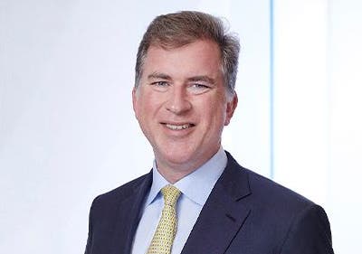 Кристиан Страке — управляющий директор, президент Pimco и глобальный руководитель группы кредитных исследований. Pimco имеет под управлением активы на сумму более 1890 миллиардов долларов. Из Лондона Страке курирует международную деятельность за пределами Америки. В качестве глобального руководителя кредитных исследований он курирует группу, охватывающую все уровни структуры долгового капитала целевых отраслей. Страке также является старшим портфельным менеджером по альтернативным стратегиям, таким как частный кредит. До прихода в Pimco в 2008 году он был ведущим кредитным стратегом в CreditSights. До этого он работал в Commerzbank и Deutsche Bank.