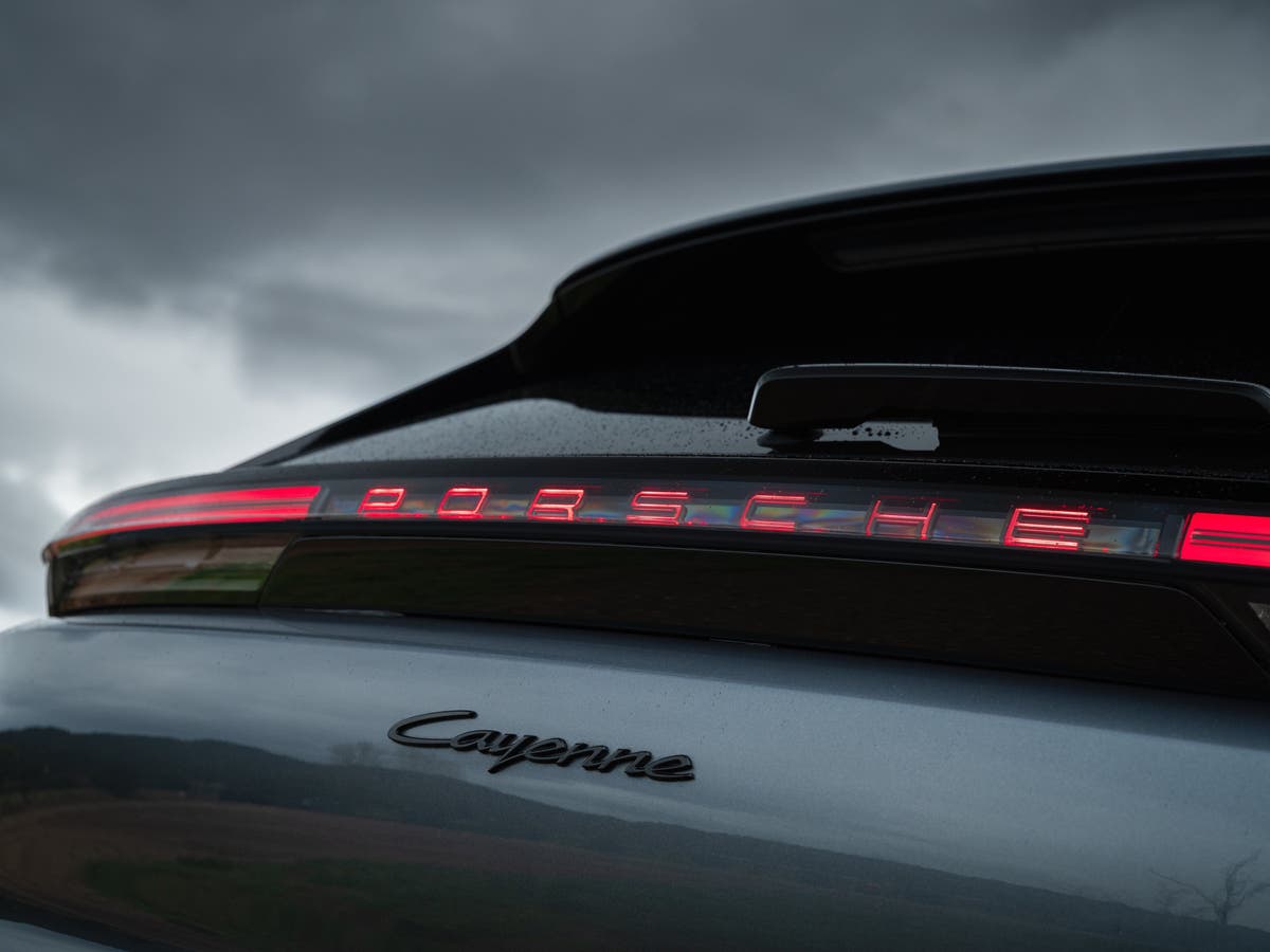 Bets against Porsche shares rise to record levels