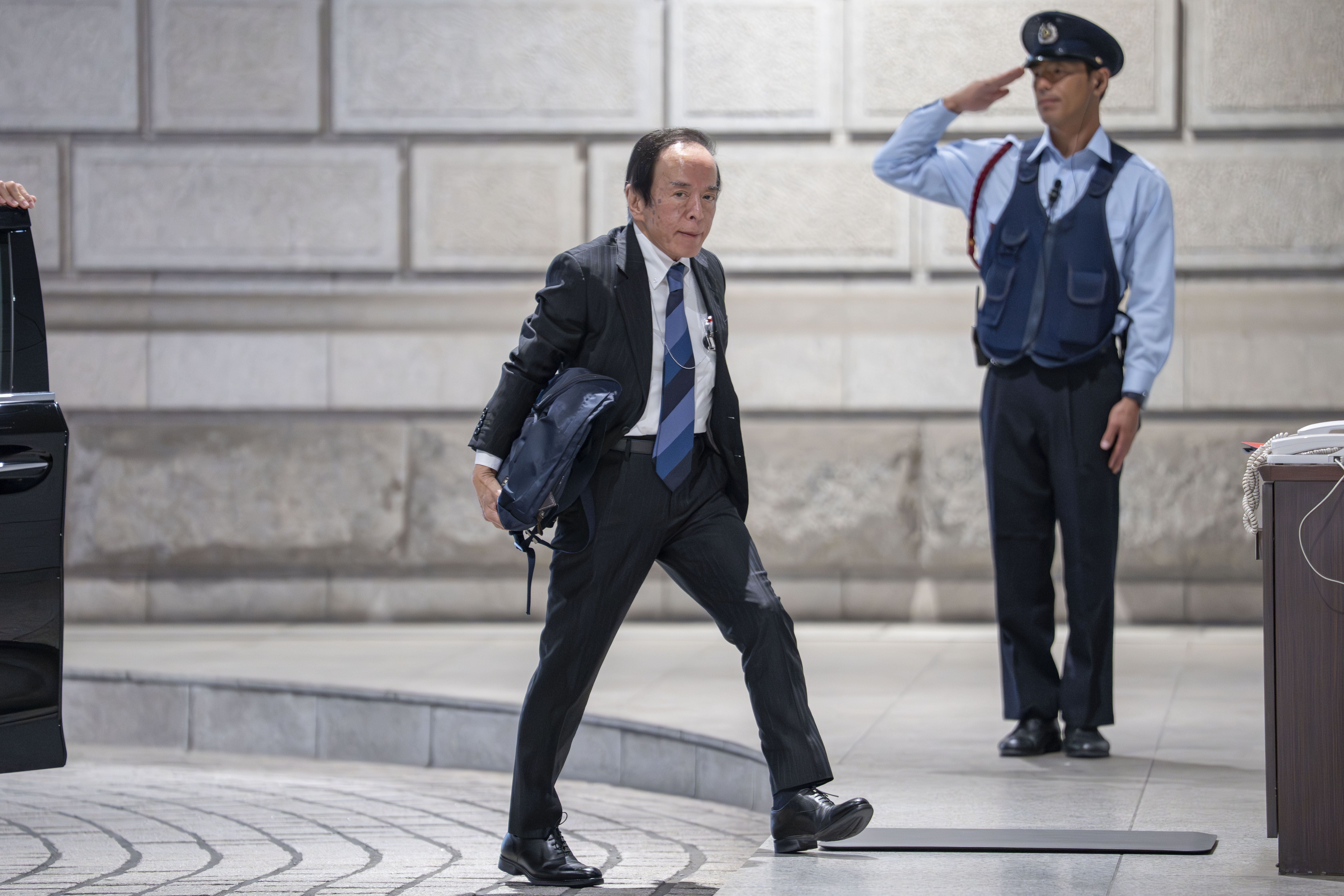 Rising interest rates: Historic times on Japan's bond market