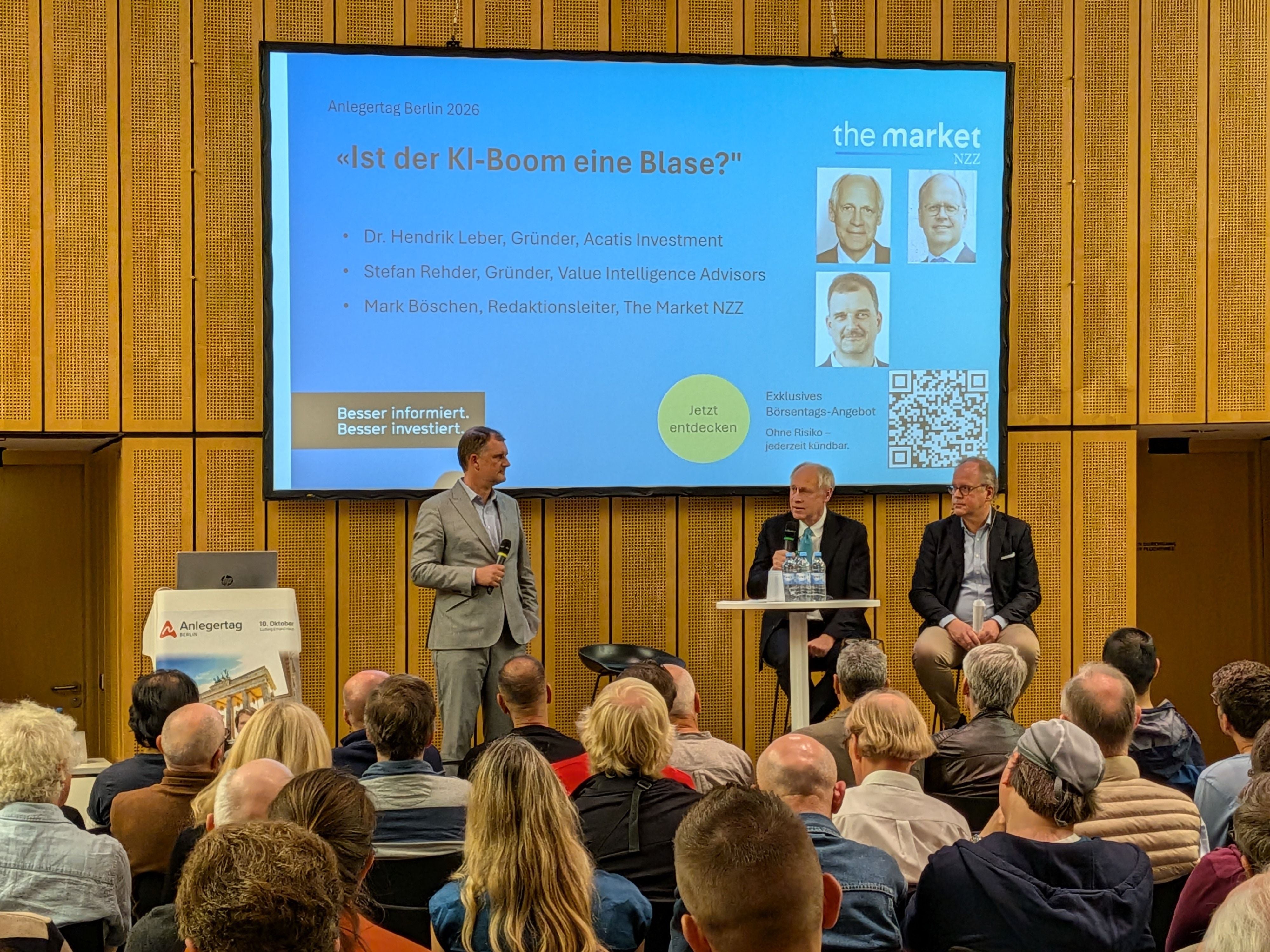 Acatis-Investment-Gründer Hendrik Leber (Mitte) und Stefan Rehder (r.), Gründer von Value Intelligence Advisors, mit The-Market-Redaktor Mark Böschen beim Anlegertag Berlin am 10. Oktober 2026