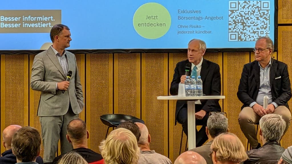 Acatis-Investment-Gründer Hendrik Leber (Mitte) und Stefan Rehder (r.), Gründer von Value Intelligence Advisors, mit The-Market-Redaktor Mark Böschen beim Anlegertag Berlin am 10. Oktober 2026